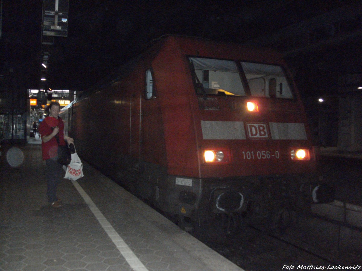 101 056-0 mit einem InterCity (IC) mit ziel Itzehoe im Bahnhof Hamburg Hbf am 31.8.13