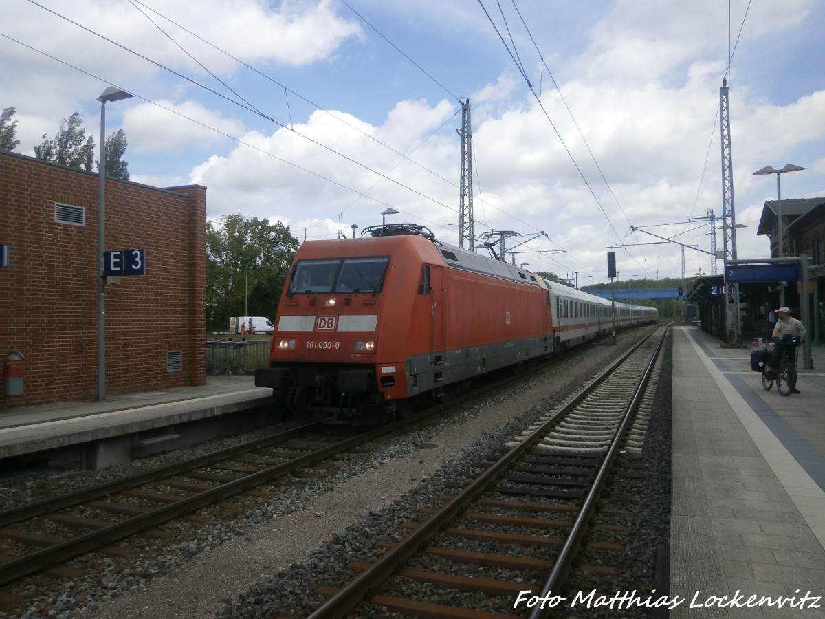 101 099 mit einem InterCity beim einfahren in den Bahnhof Bergen auf Rgen am 31.5.15