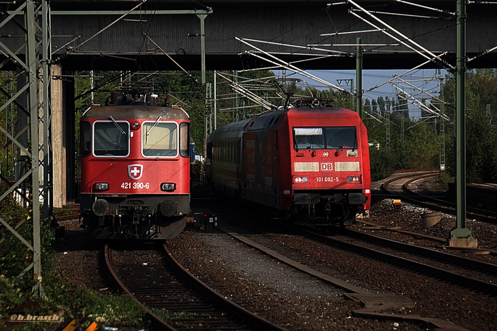 101 192-5 fuhr mit einen IC zum bhf hh-harburg,links 421 390-6 der SBB-CARGO , datum 16.09.14