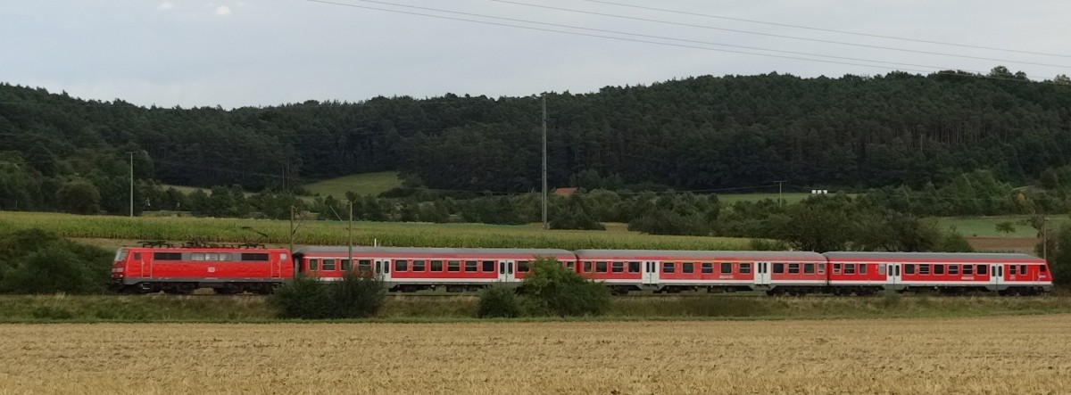 111-207 und 3 n-Wagen sind als RB 58192, eine Verstrker-Leistung im Berufsverkehr, am 20.August 2013 nach Hafurt unterwegs.