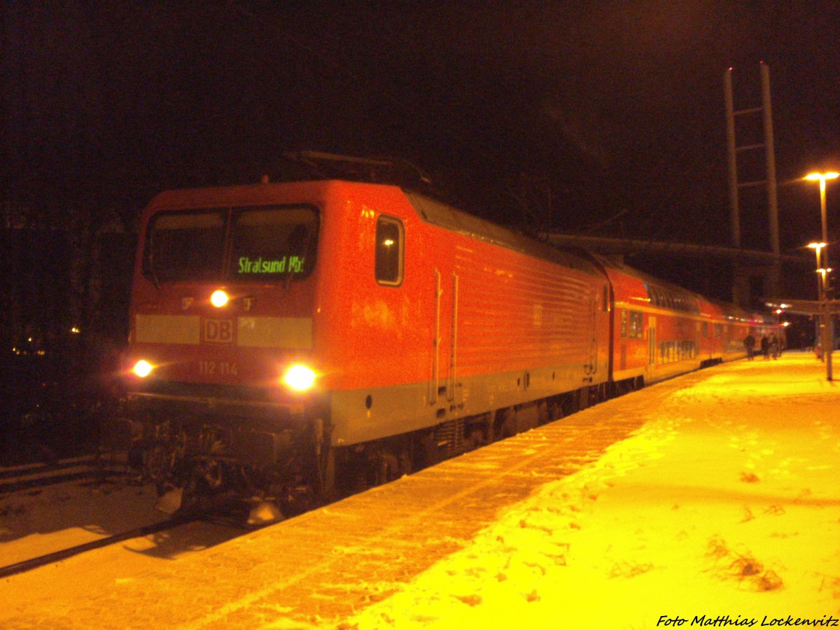 112 114 als RE9 mit ziel Stralsund Hbf im Bahnhof Stralsund - Rgendamm am 22.1.14