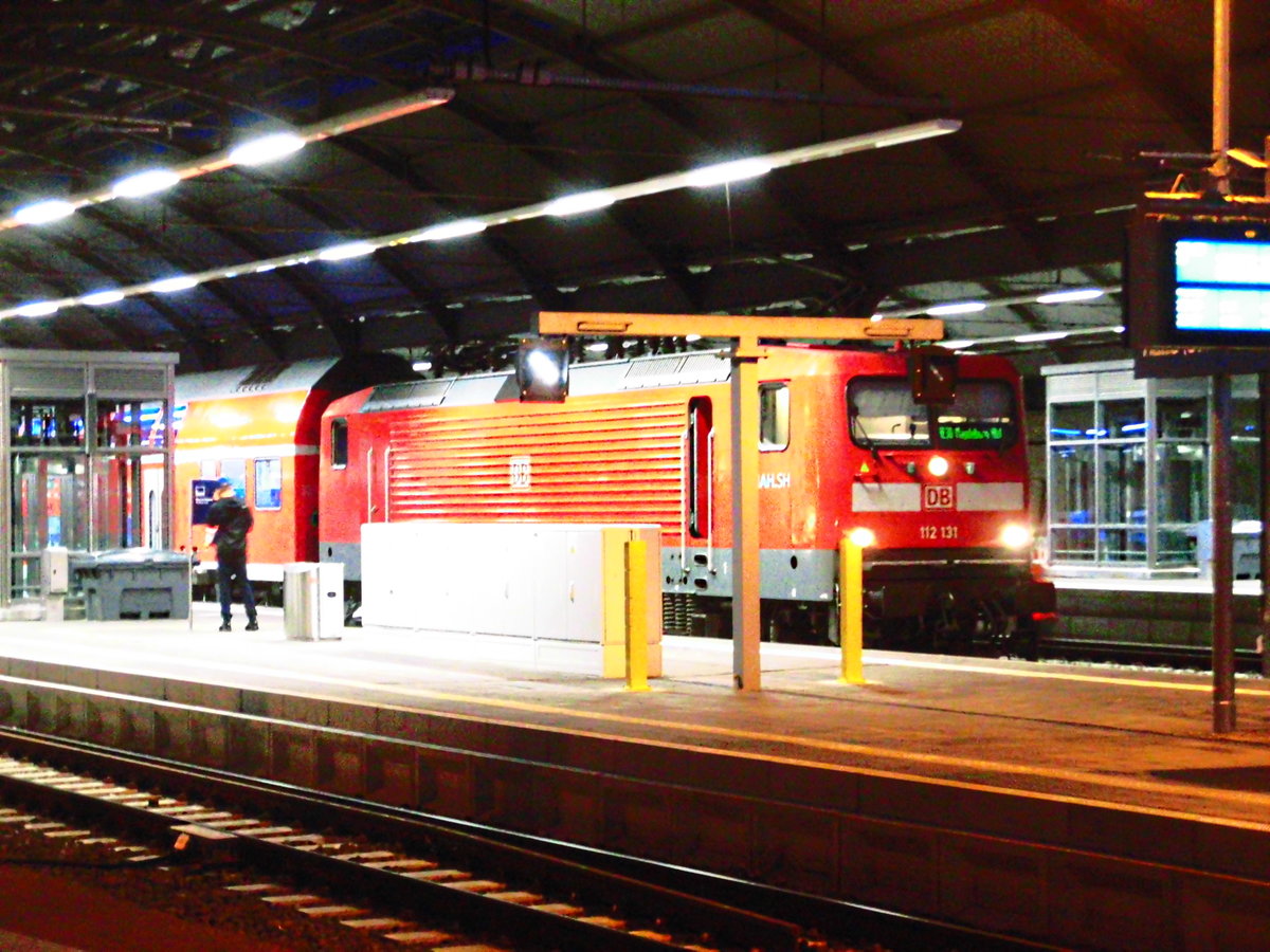 112 131 steht als RE30 mit ziel Magdeburg Hbf im Bahnhof Halle/Saale Hbf am 20.5.18
