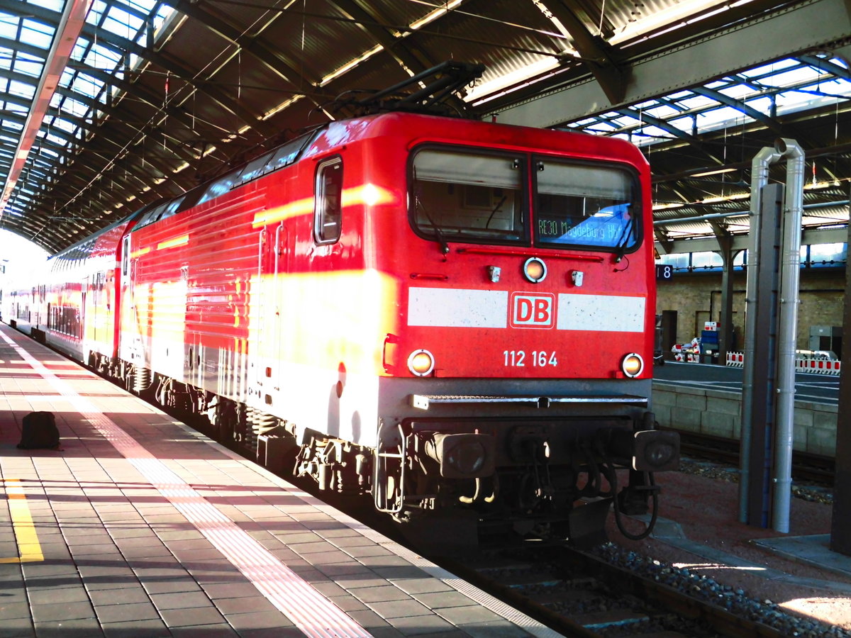 112 164 steht als RE30 mit ziel Magdeburg Hbf im Bahnhof Halle/Saale Hbf am 6.8.18