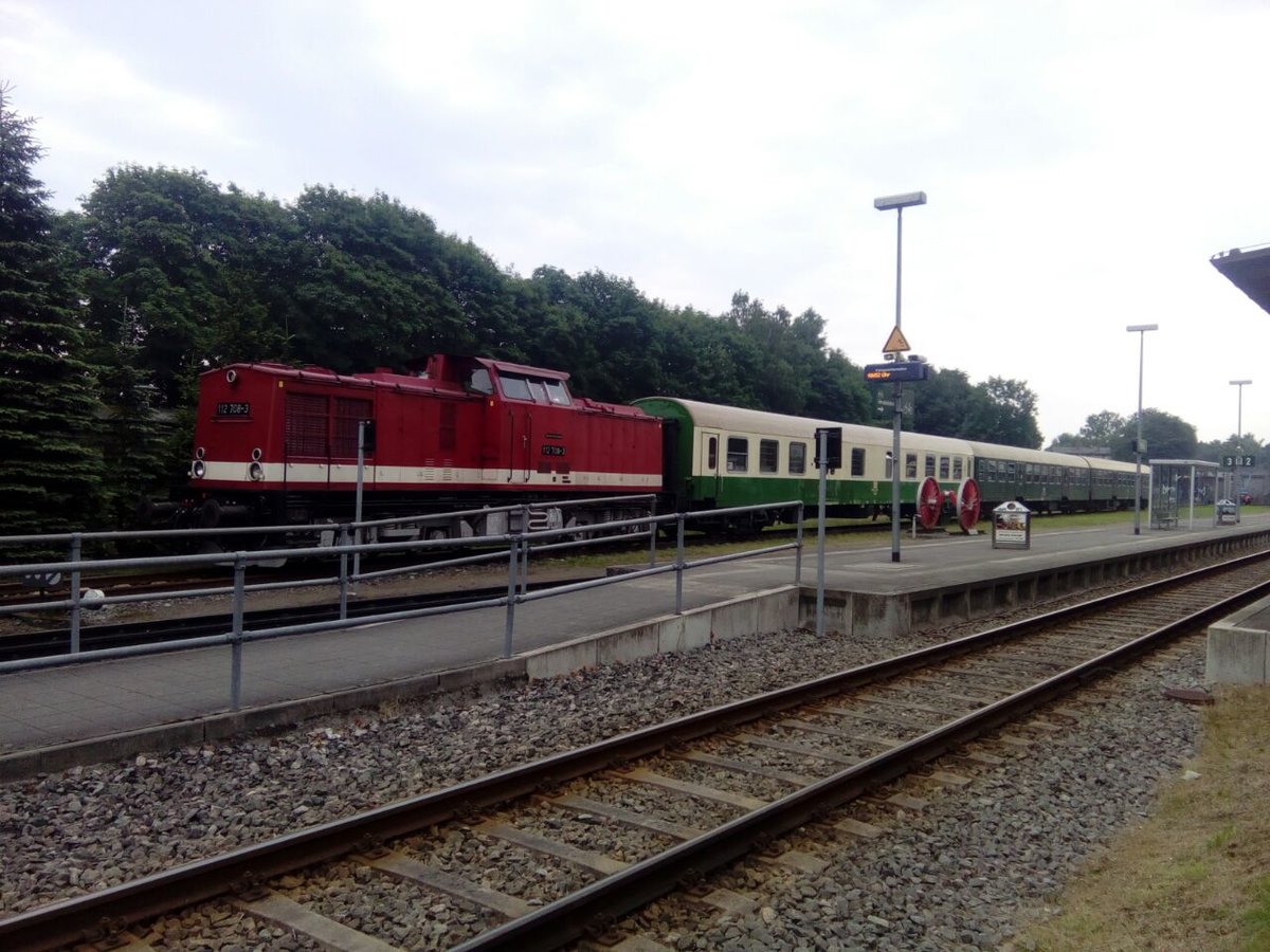 112 708 mit dem Personenzug abgestellt im Bahnhof Putbus am 7.7.17