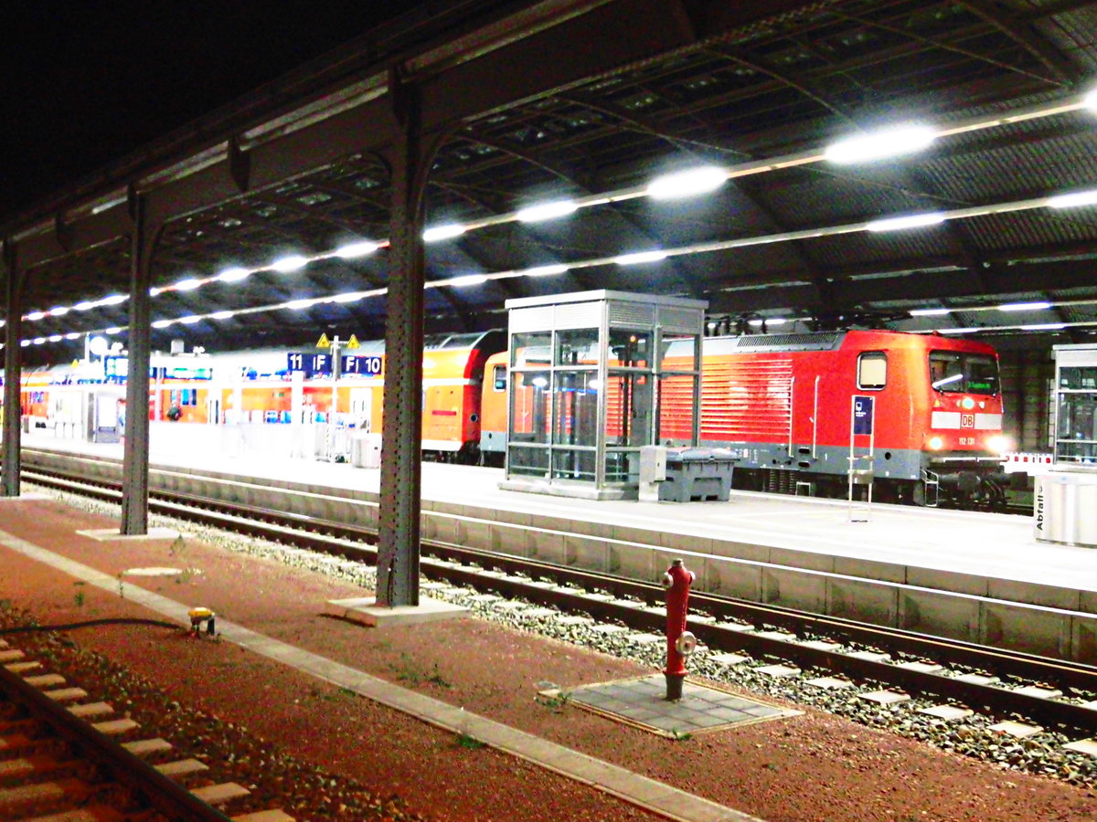 112 XXX als RE30 im Bahnhof Halle/Saale Hbf am 30.9.18