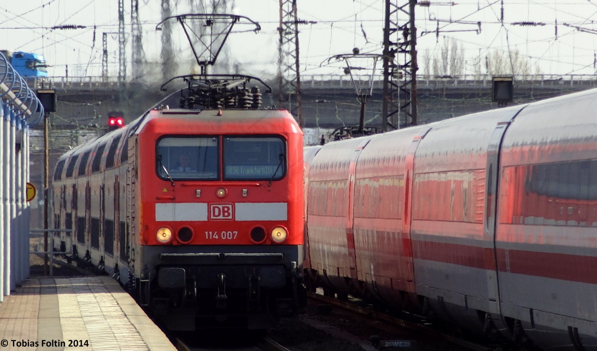 114-007 zieht ihren RE in den Bahnhof von Hanau, als ihr ein ICE entgegen kommt.
Aufgenommen im März 2014.