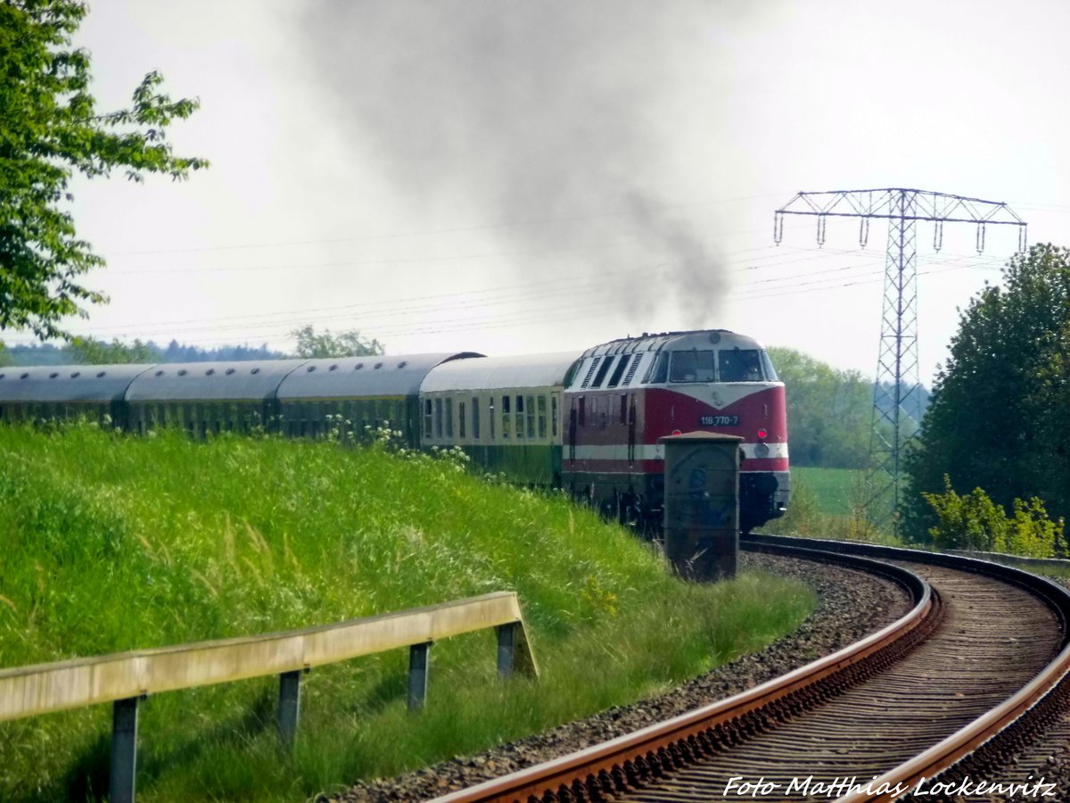 118 770 am Zugschluss mit einer Ruwolke unterwegs nach Putbus kurz hinter Bergen auf Rgen am 21.5.16