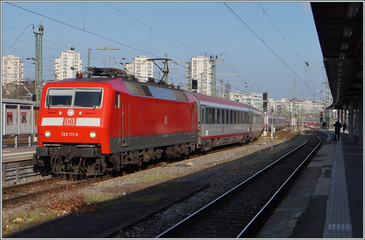 120 111-0 erreicht mit dem EC 119 Stuttgart.
28. Nov. 2014