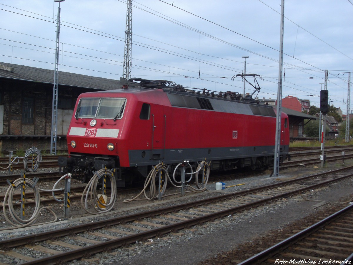 121 151-6 auf Rangierfahrt im Bahnhof Stralsund Hbf am 10.9.13