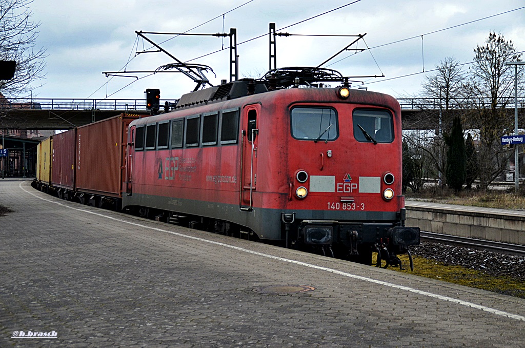 140 853-3,zu der zeit noch in rot,fuhr mit einen,containerzug durch hh-harburg,24.02.15