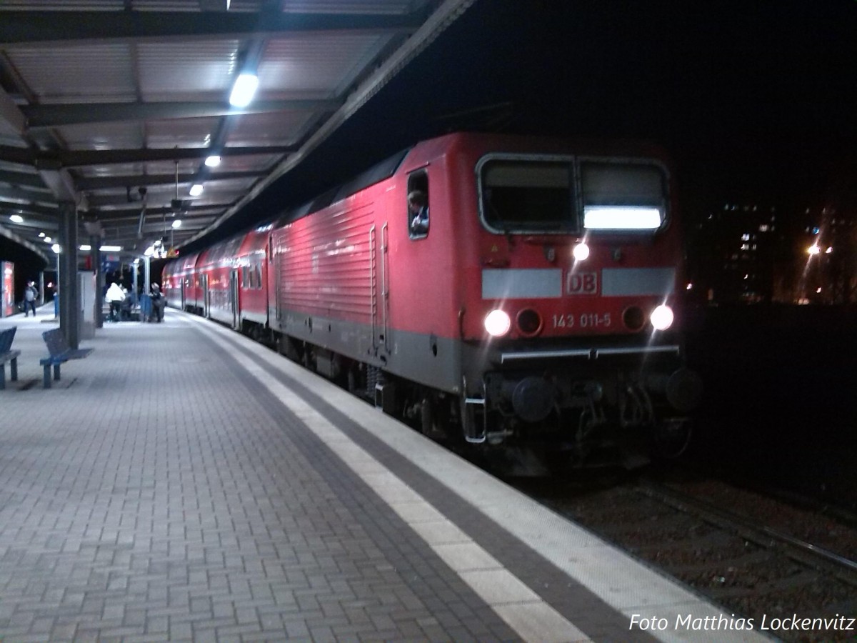 143 011-5 als S7 mit ziel Nietleben im Bahnhof Silberhöhe am 14.2.14