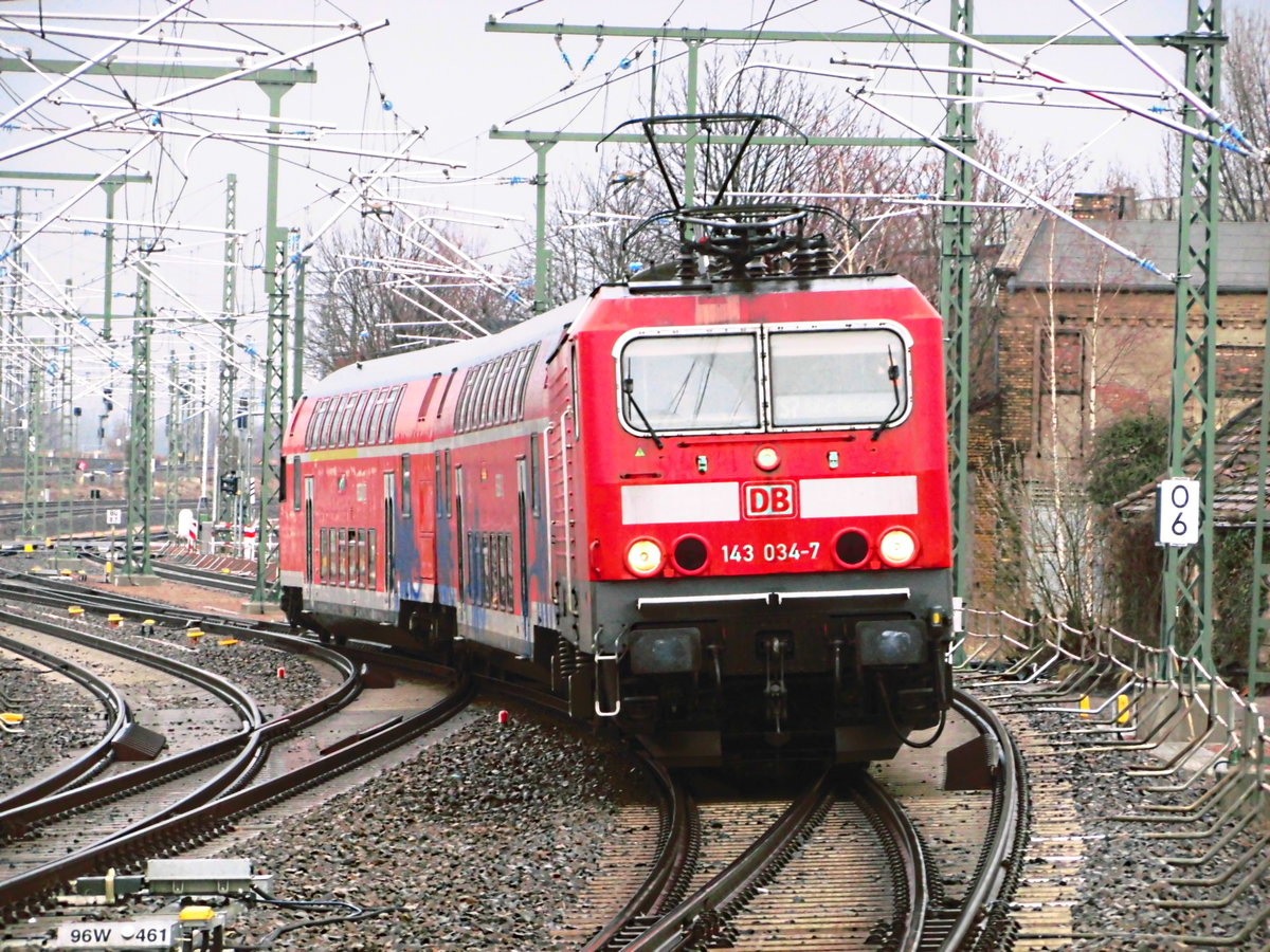 143 034 mit ihrer S7 bei der Einfahrt in den Bahnhof Halle/Saale Hbf am 26.3.18