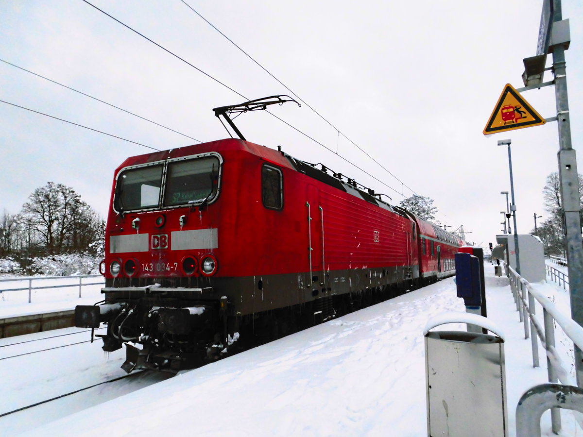 143 034 steht als S7 mit ziel Halle/Saale Hbf aufgrund des Winterchaos auf unbestimmte Zeit im Bahnhof Halle Südtadt am 17.3.18