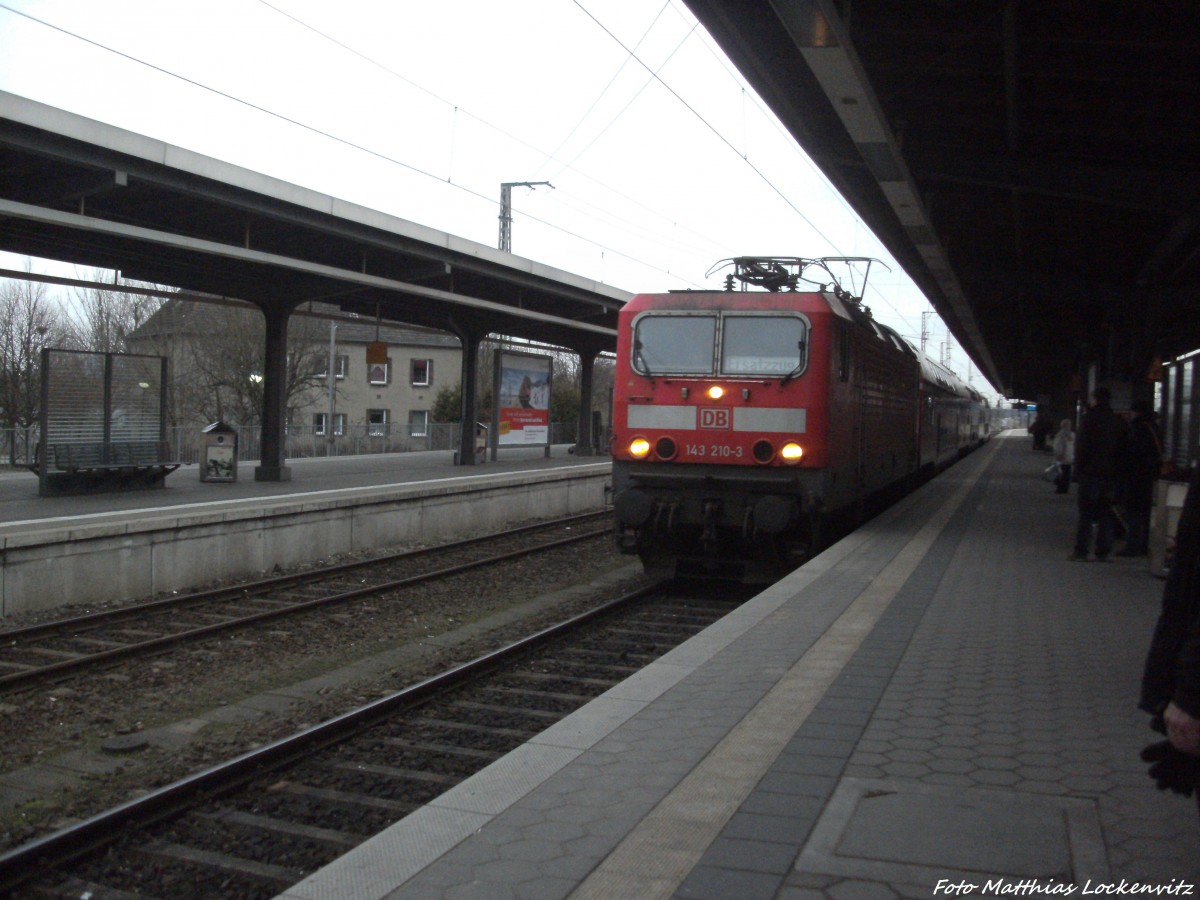 143 210-3 als RE5 aus Neustrelitz Hbf bei der Einfahrt in den Endbahnhof Strtalsund Hbf am 20.1.14