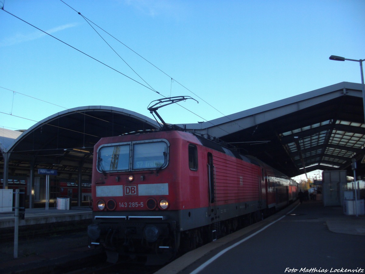 143 285 und 143 934 als S7 mit ziel Halle-Trotha beim verlassen des Bahnhofs Halle (Saale) Hbf am 23.11.14