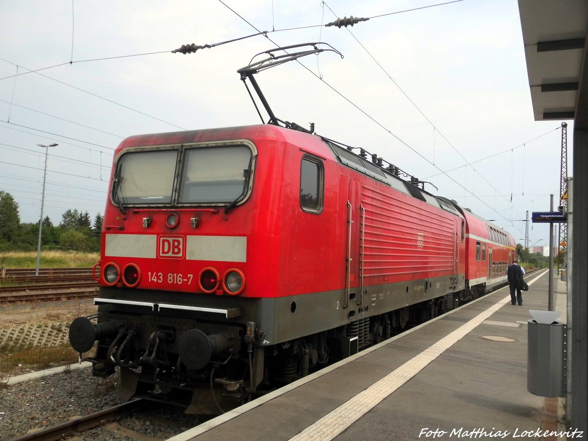 143 816 mit einen 760er Steuerwagen im Bahnhof Halle-Nietleben am 25.7.16