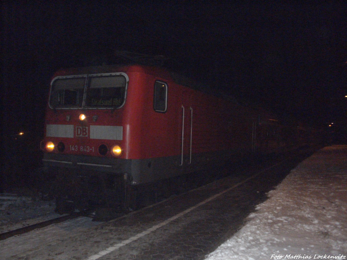 143 843-1 als RE9 mit ziel Stralsund Hbf im Bahnhof Stralsund - Rgendamm am 27.1.14