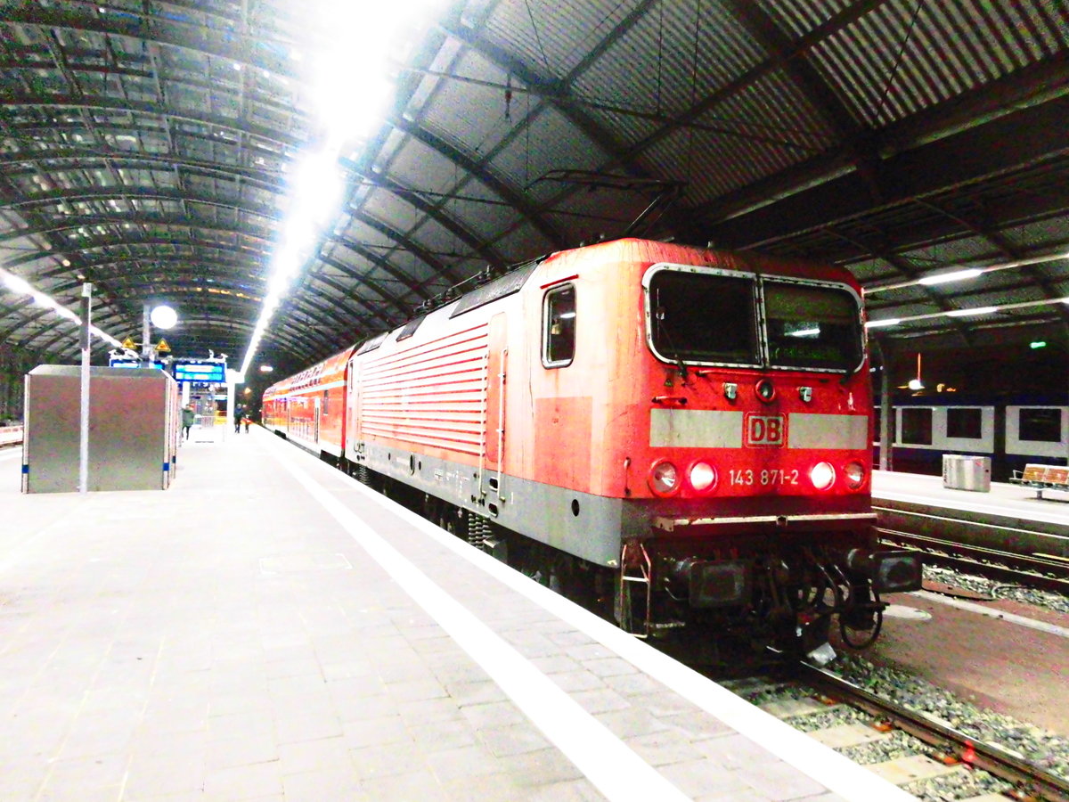 143 871 als S7 mit ziel Halle-Nietlebn im Bahnhof Halle/Saale Hbf am 3.2.18