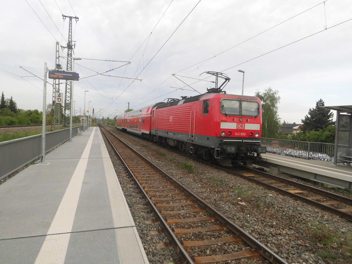143 903 verlsst den Bahnhof Halle-Rosengarten in Richtung Halle-Nietleben am 12.5.17