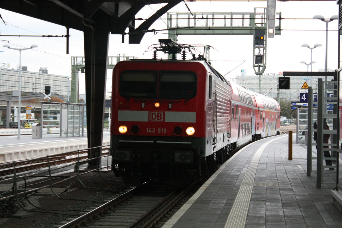 143 919 von Eilenburg kommend bei der einfahrt in den Endbahnhof Halle/Saale Hbf am 10.10.20