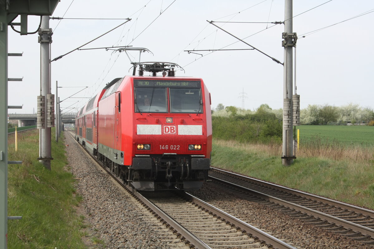 146 022 bei der Einfahrt in den Haltepunkt Zberitz am 29.4.22