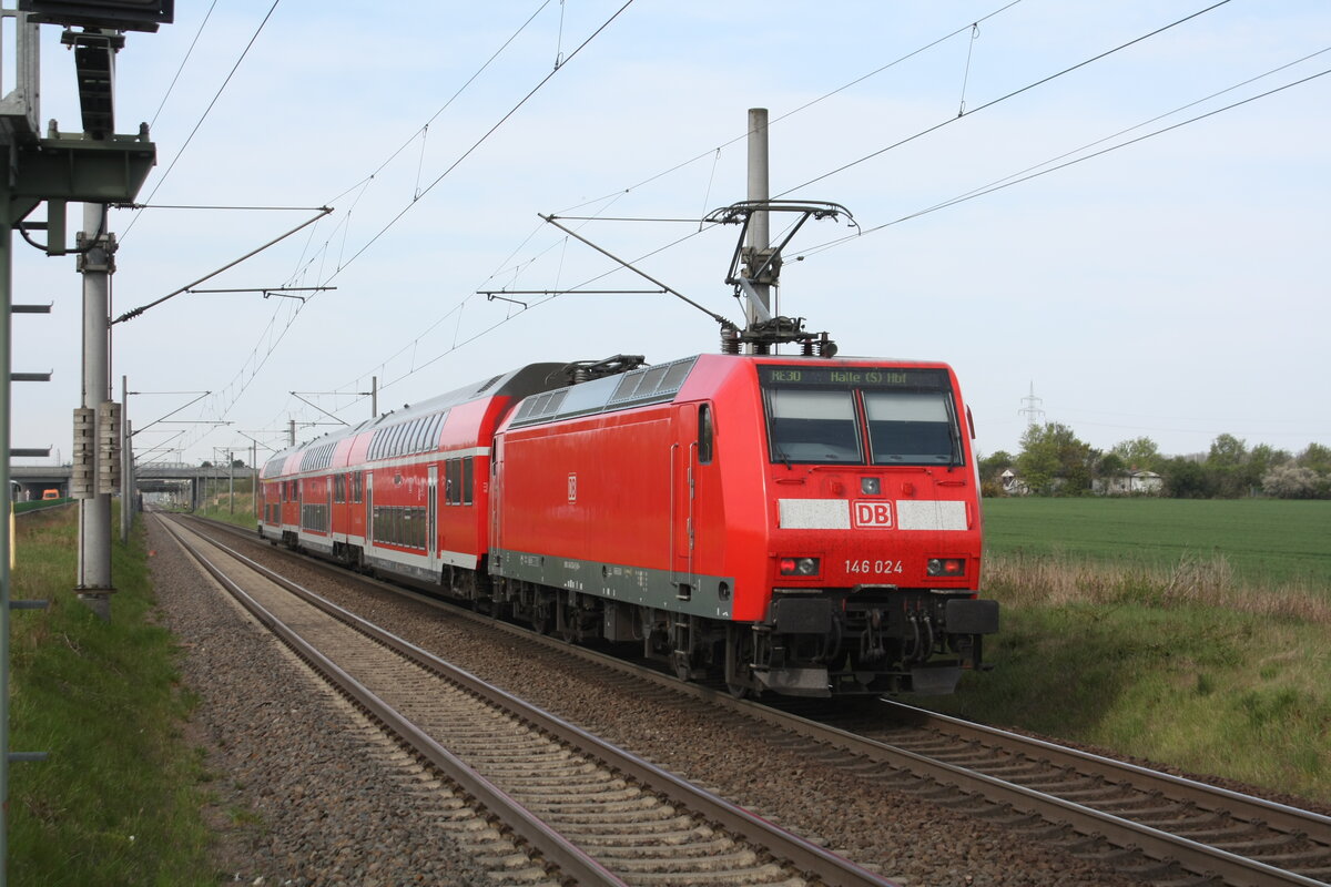 146 024 verlsst den Haltepunkt Zberitz in Richtung Halle/Saale Hbf am 29.4.22