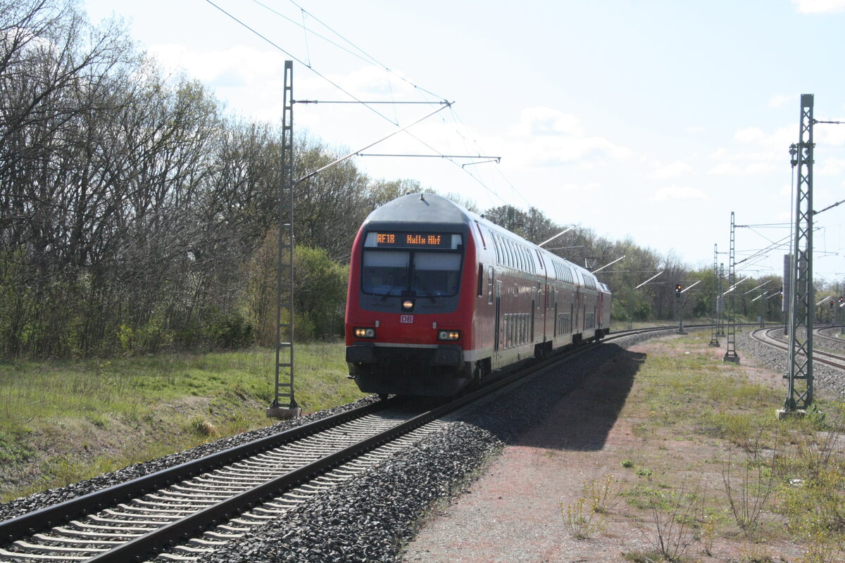146 026 mit dem RE18 mit Ziel Halle/Saale Hbf bei der Durchfahrt im Bahnhof Schkopau am 26.4.21