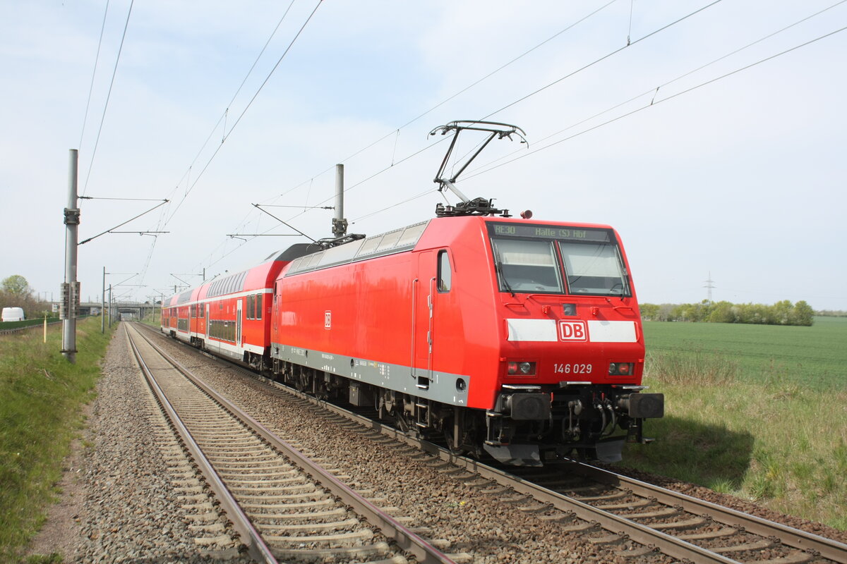 146 029 verlsst den Haltepunkt Zberitz in Richtung Halle/Saale Hbf am 29.4.22