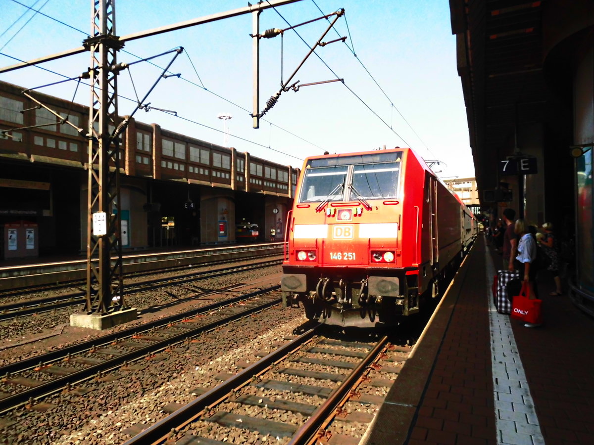 146 251 als RE30 mit ziel Frankfurt a. Main Hbf im Bahnhof Kassel-Wilhelmshhe am 9.8.18