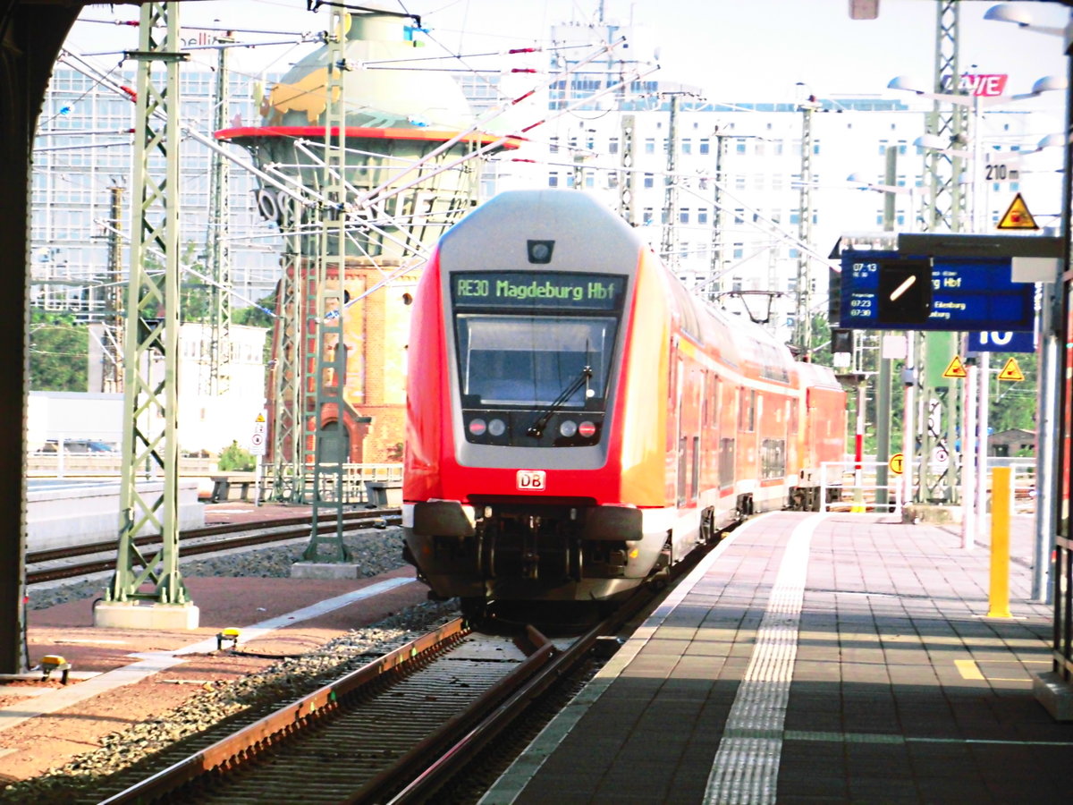 146 XXX verlsst als RE30 mit ziel Magdeburg Hbf den Bahnhof Halle/Saale Hbf am 17.5.18