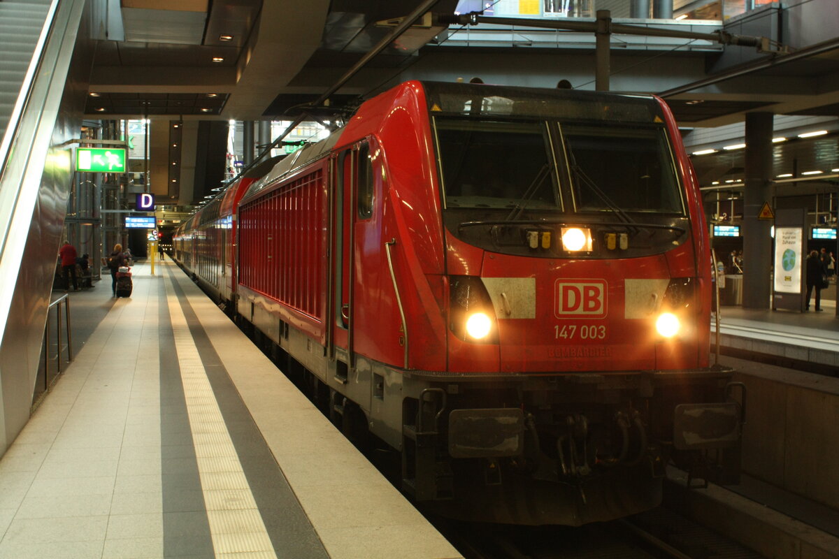 147 003 mit dem FEX im Bahnhof Berlin Hbf (Tief) am 2.8.21
