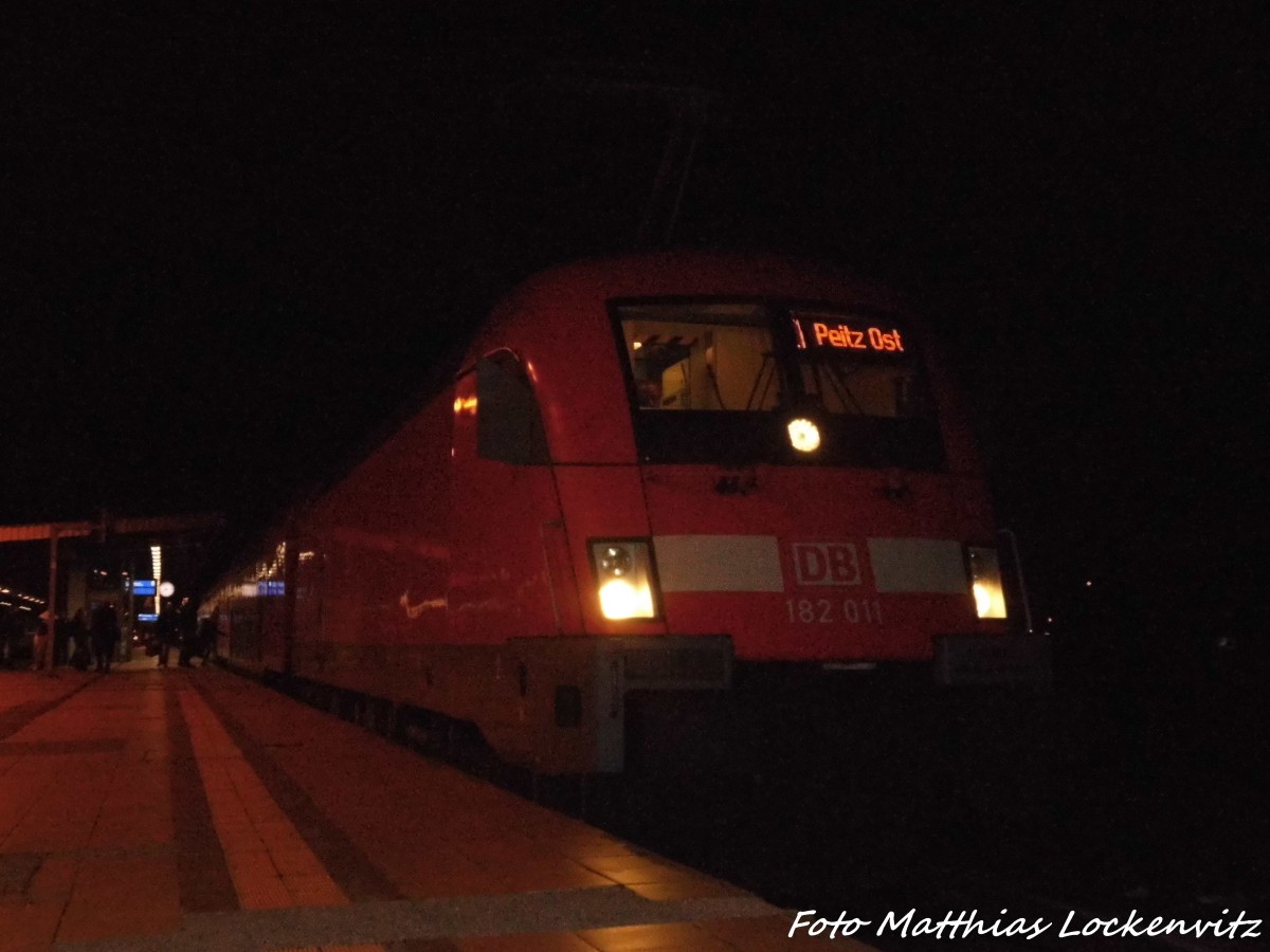 182 011 als RE1 mit ziel Peitz Ost im Bahnhof Magdeburg Hbf am 8.11.15