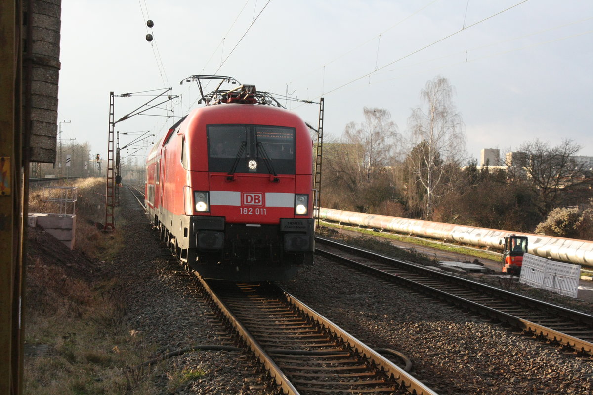 182 011 mit einen Doppelstockwagen bei der durchfahrt im Bahnhof Halle-Rosengarten am 13.1.21