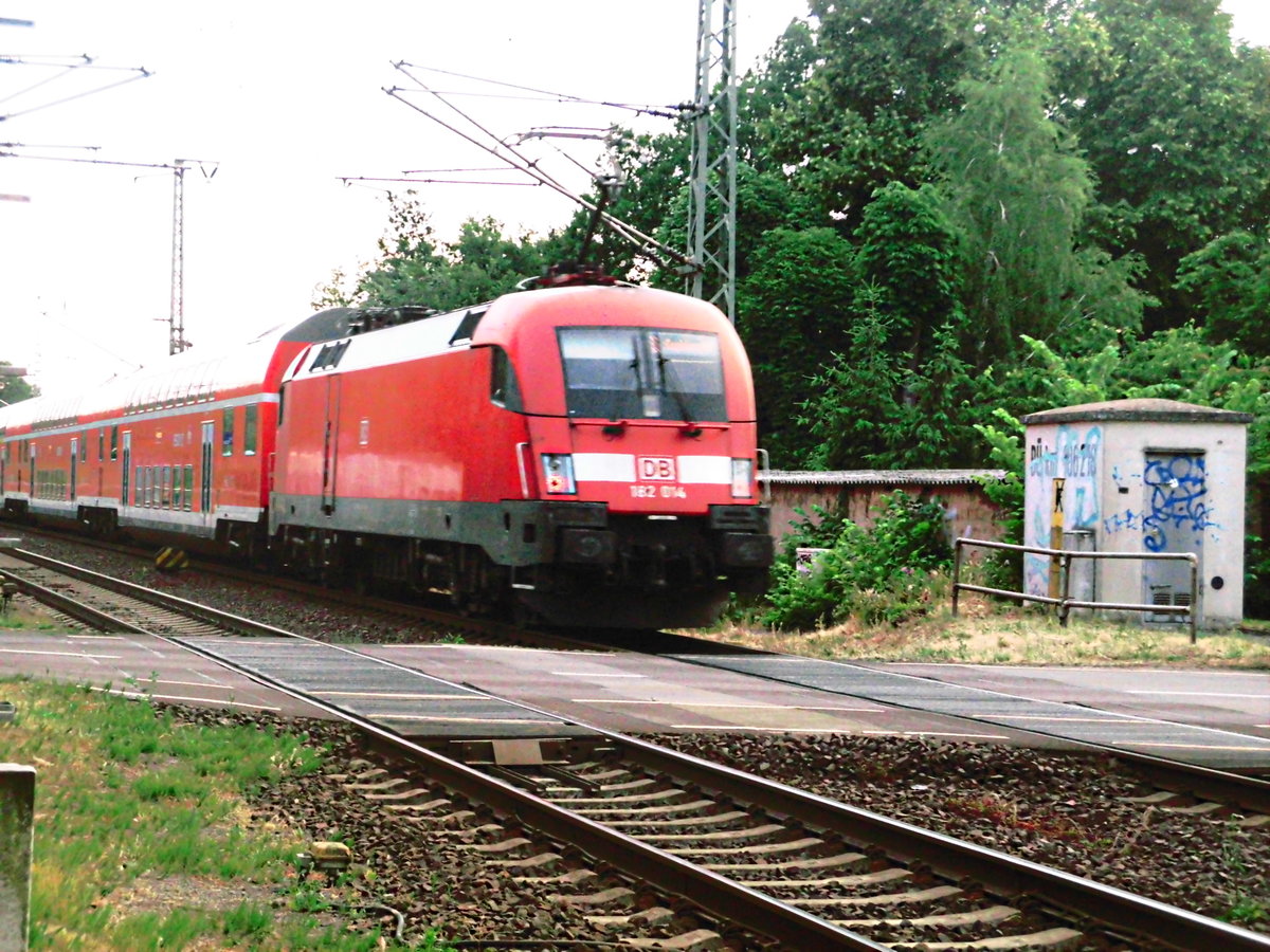 182 014 verlässt als RE1 mit ziel Magdeburg Hbf den Bahnhof Güsen (b Genthin) am 1.6.18