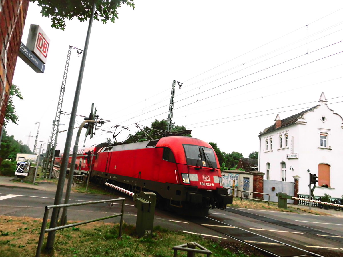 182 021 verlässt als RE1 mit ziel Frankfurt (Oder) den Bahnhof Güsen (b Genthin) am 3.6.18
