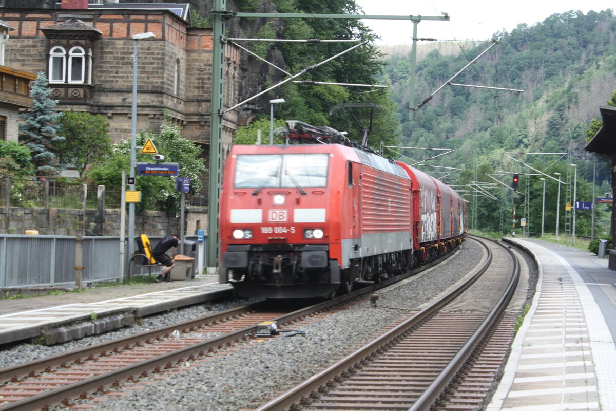 189 004 mit einem Gterzug bei der Durchfahrt im Bahnhof Schna in Richtung Tschechien am 6.6.22