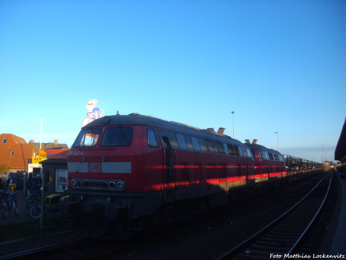 218 342-4 und 218 372-1 mit dem DB AutoZug  Sylt Shuttle  beim einfahren in den Bahnhof Westerland (Sylt) am 2.10.14