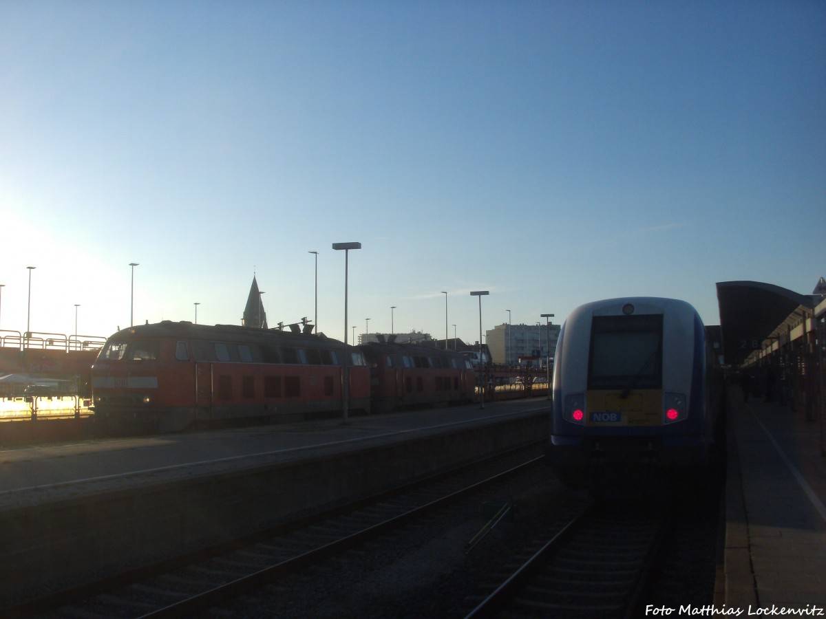 218 372-1 und 218 342-4 beim Rangieren und NOB mit der Mak DE 2700-07 bei seiner Betriebspause im Bahnhof Westerland (Sylt) am 2.10.14