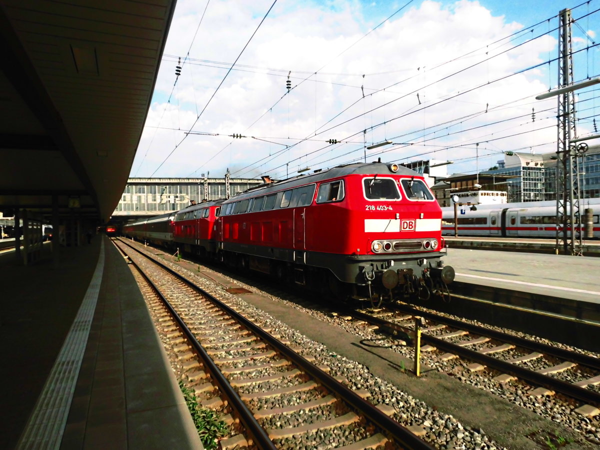 218 403 mit einer weiteren 218er mit einem SBB EuroCity beim verlassen des Mnchener Hbf´s am 21.6.17