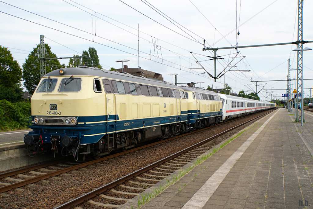 218 489-3 und 218 488-5 von rail system standen abfahrbereit nach westerland,itzehoe 18.07.20