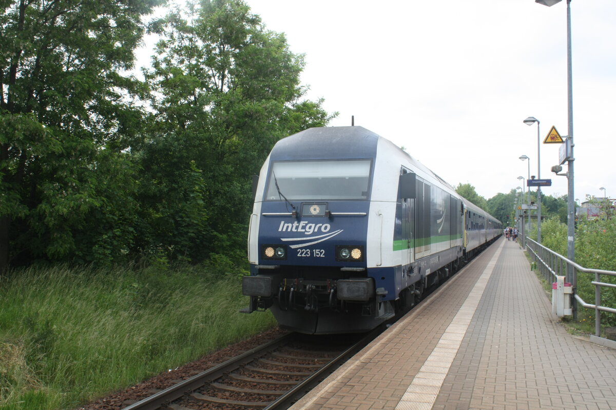 223 152 verlsst den Bahnhof Burgstdt in Richtung Leipzig Hbf am 4.6.22
