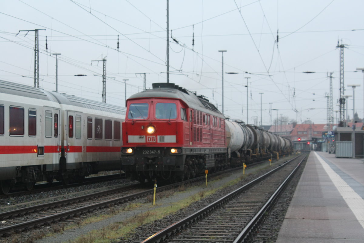232 347 mit einem Kesselzug im Bahnhof Stralsund Hbf am 21.12.20