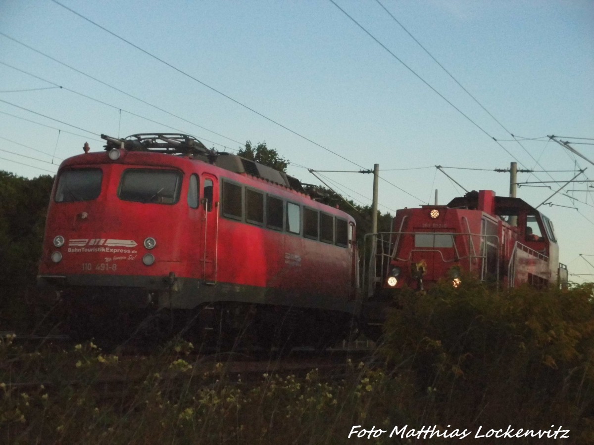261 012 und 110 491 von BahnTouristikExpress (BTE) abgestellt vor den Toren des Schienenfahrzeugwerkes in Delitzsch am 15.9.15