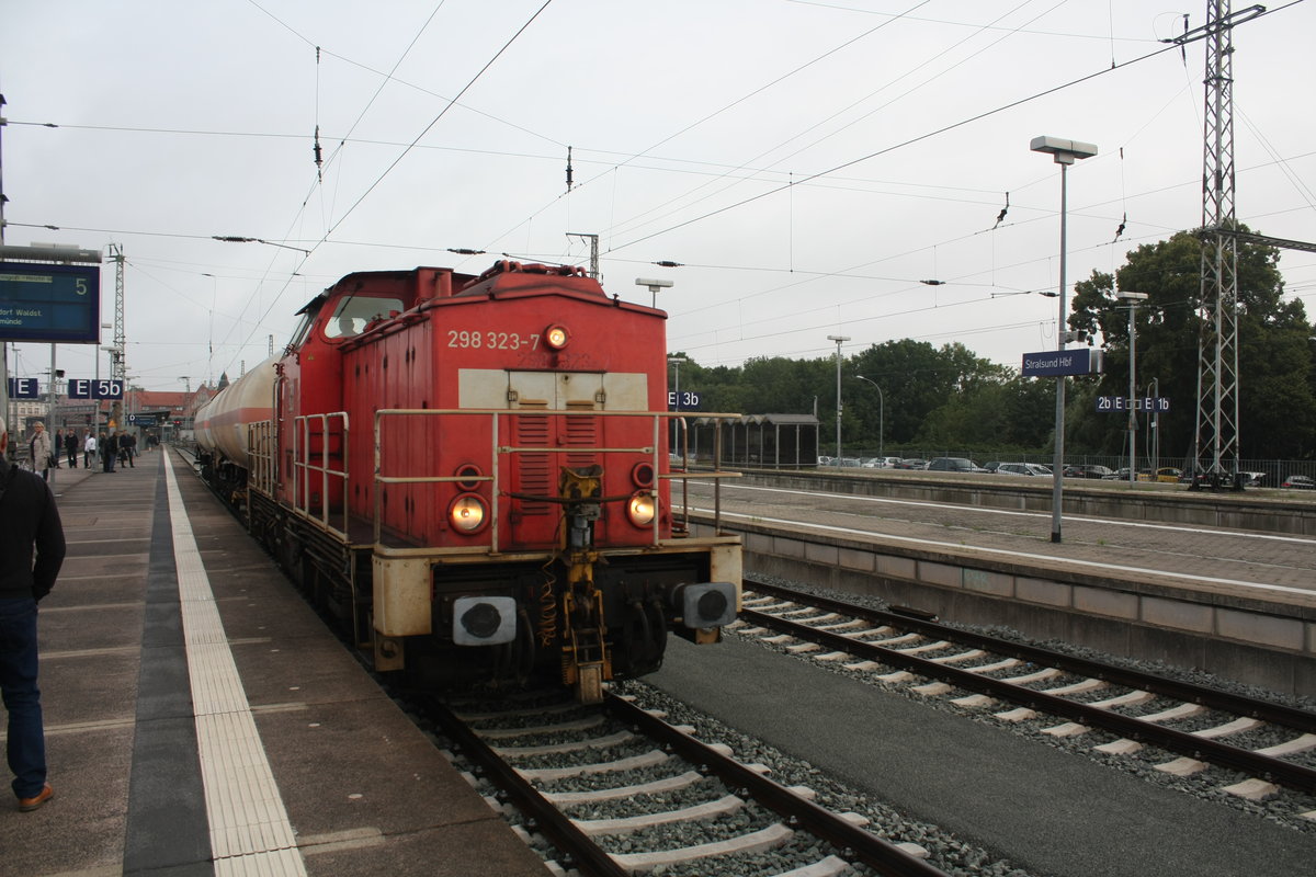 298 323 mit 2 Kesselwagen bei der durchfahrt im Bahnhof Stralsund Hbf am 19.8.19