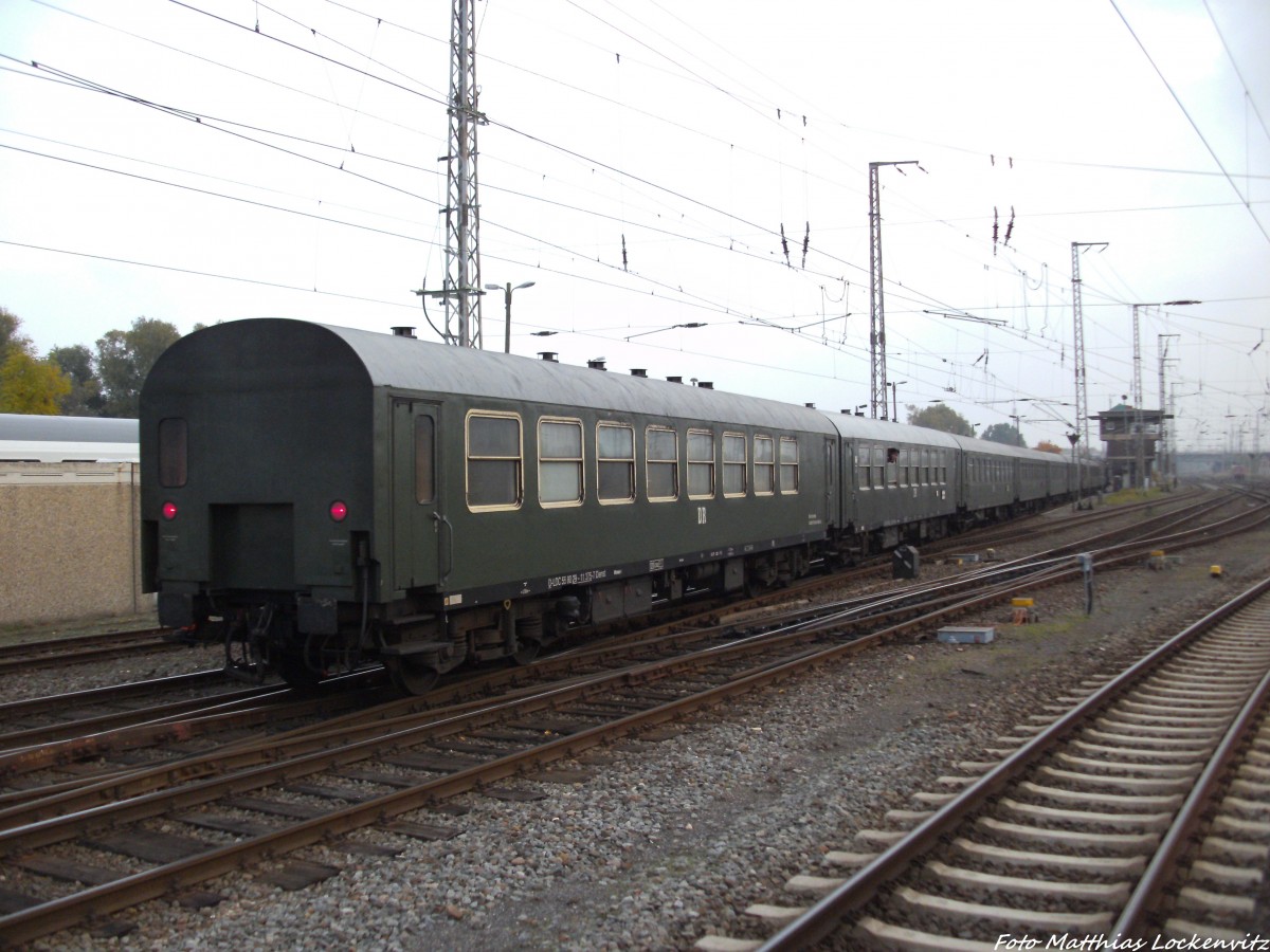 363 136-3 rangiert den Sonderzugwagen mit ziel Cottbus in den Bahnhof Stralsund Hbf rein am 12.10.13