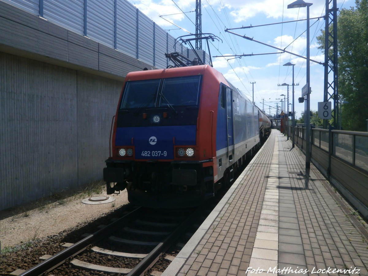 482 037-9 der InfraLeuna beim durchfahren des Bahnhofs Halle-Ammendorf am 13.5.15
