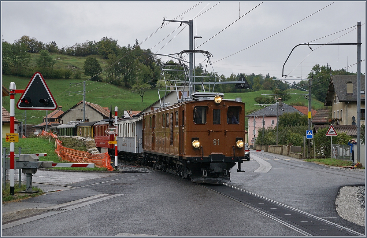 50 Jahre Blonay Chamby - Bündnertag im Saaneland: der Extrazug Montreux nach Gstaad erreicht Montbovon. 
14. Sept. 2018