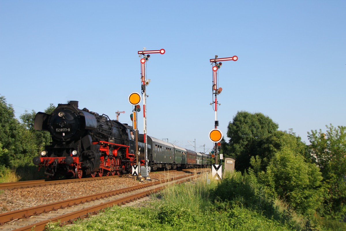 52 8177 mit ihrem Zug in Köthen (Sachsen Anhalt).