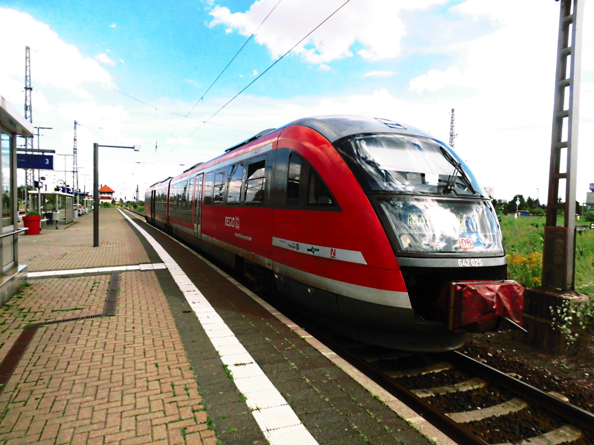 642 025 / 525 als RE55 mit ziel Erfurt Hbf im Bahnhof Nordhausen am 2.8.17