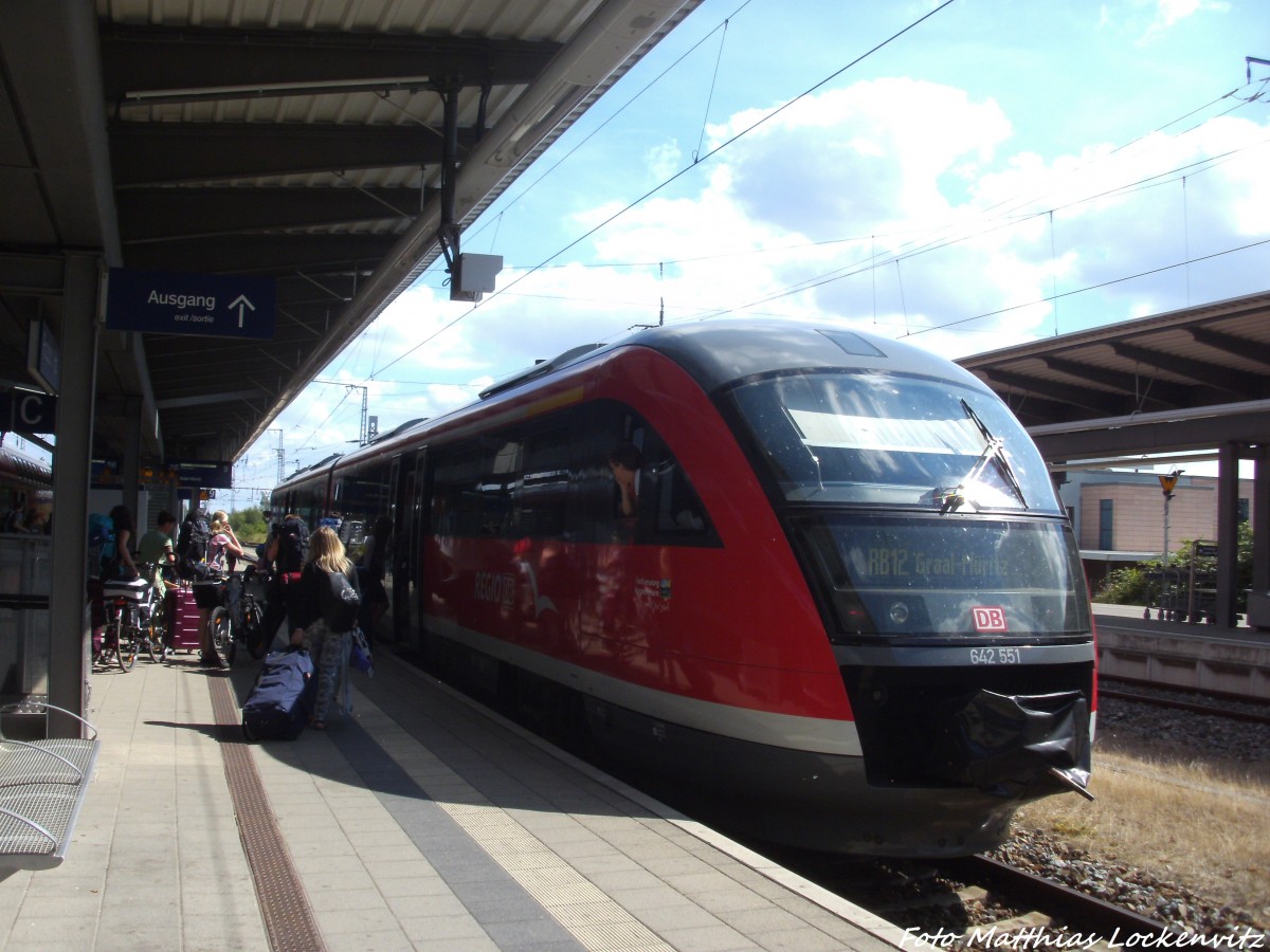 642 051 / 551 als RB12 mit ziel Graal-Mritz im Bahnhof Rostock Hbf am 15.7.14